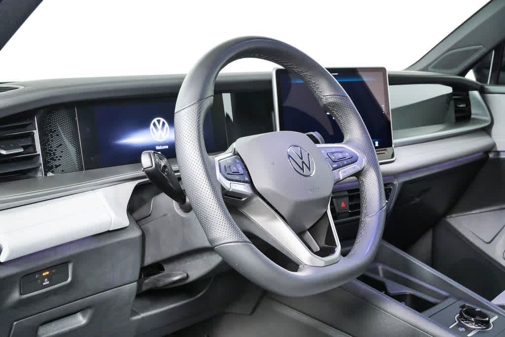 Certified 2025 Volkswagen Tiguan SE R-Line FWD image 7