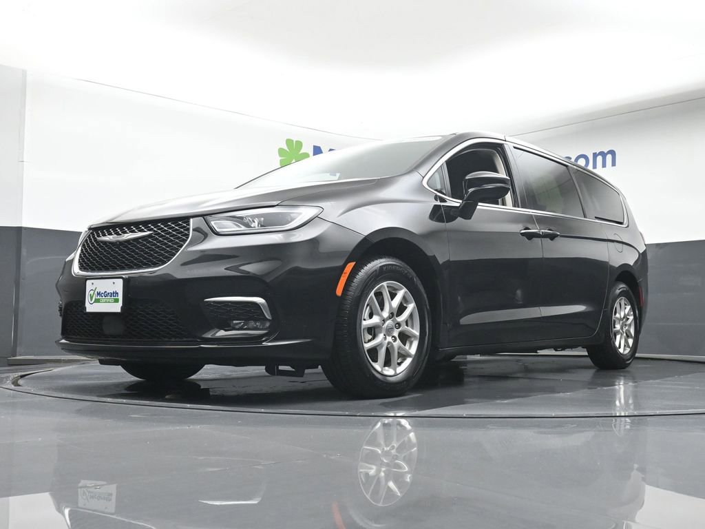 Used 2024 Chrysler Pacifica Touring-L image 6