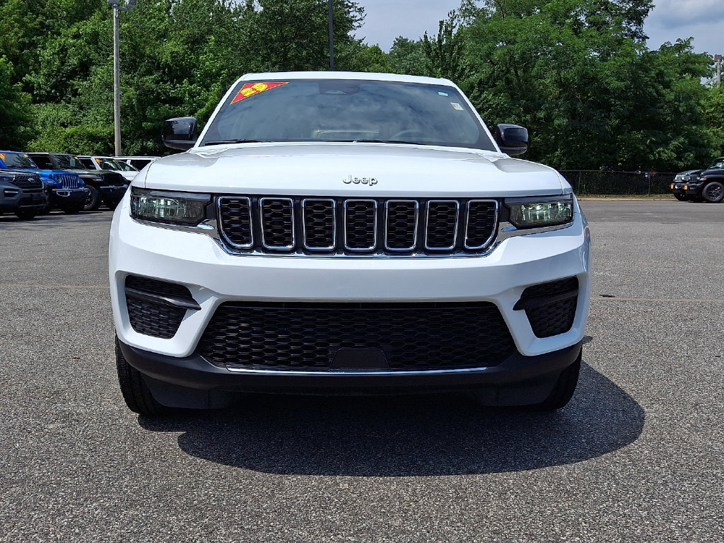 Certified 2025 Jeep Grand Cherokee Laredo AWD/4WD image 2