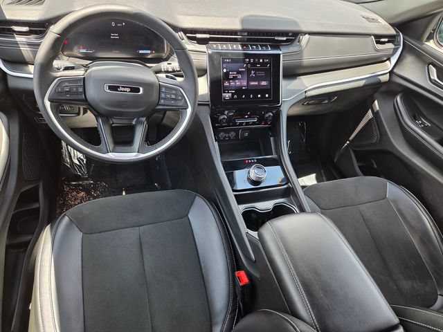 Certified 2025 Jeep Grand Cherokee Altitude AWD/4WD image 8