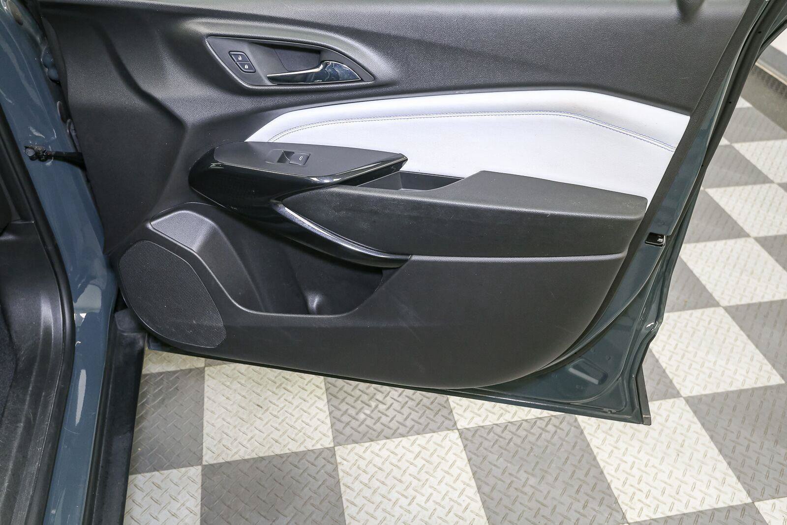 Used 2025 Chevrolet Trax LT FWD image 19
