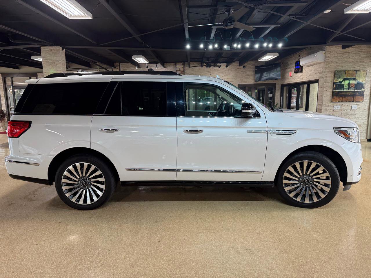 Used 2018 Lincoln Navigator Reserve w/ Technology Package AWD/4WD image 8