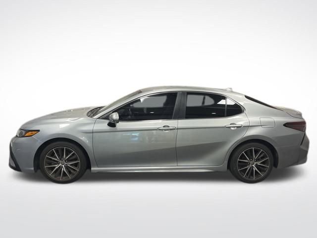 Used 2023 Toyota Camry SE image 2