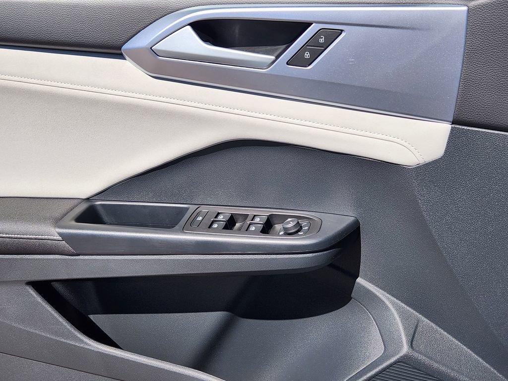 Used 2025 Volkswagen Taos SE image 13