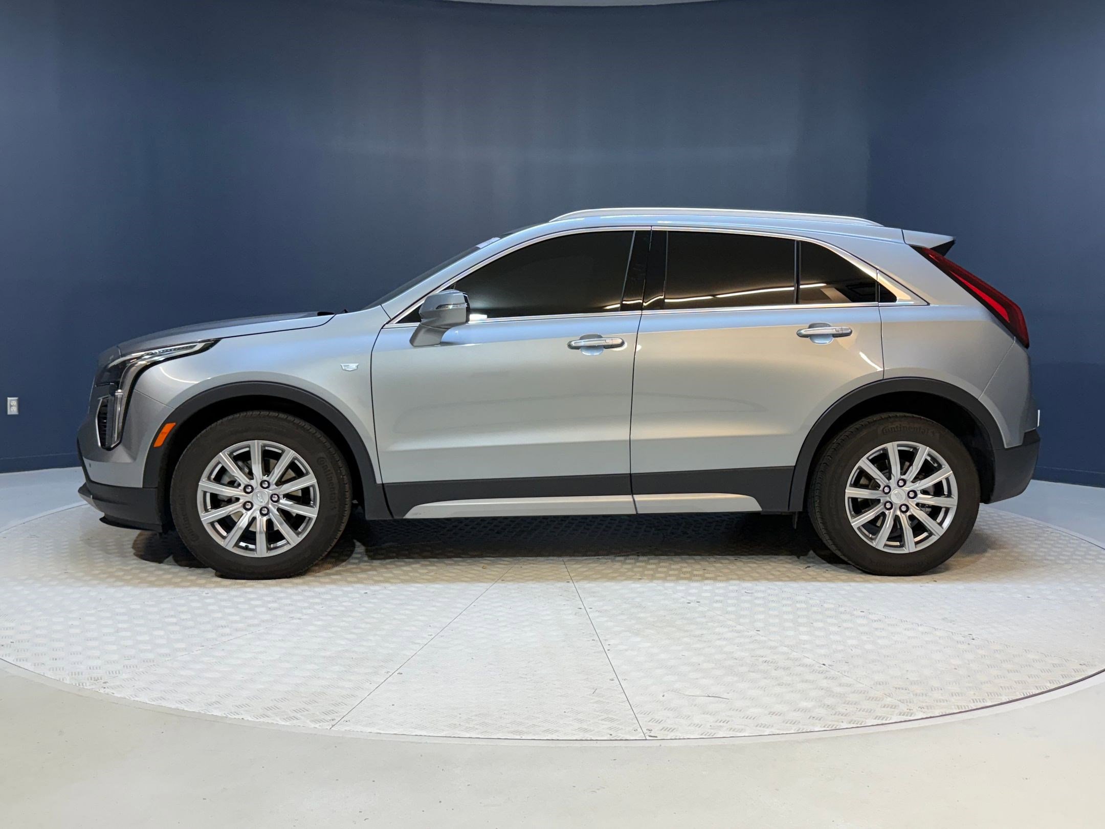 Certified 2023 Cadillac XT4 Premium Luxury image 2