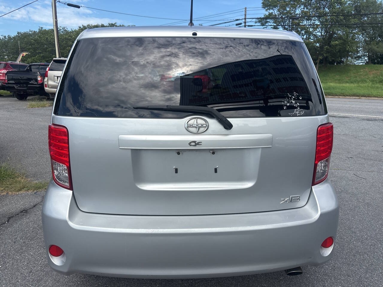 Used 2011 Scion xB FWD image 9
