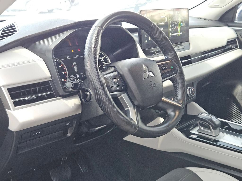 Used 2025 Mitsubishi Outlander SE FWD image 13
