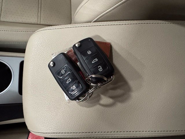 Used 2013 Volkswagen Passat 2.5 SE FWD image 32