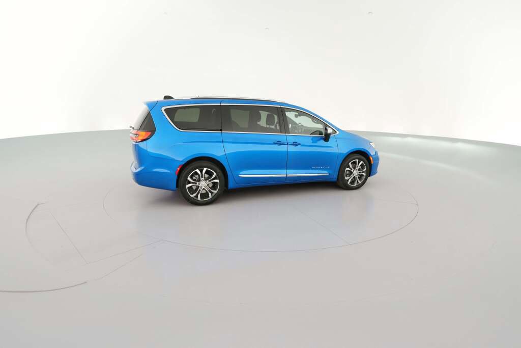 New 2026 Chrysler Pacifica Pinnacle w/ Trailer Tow Group image 13