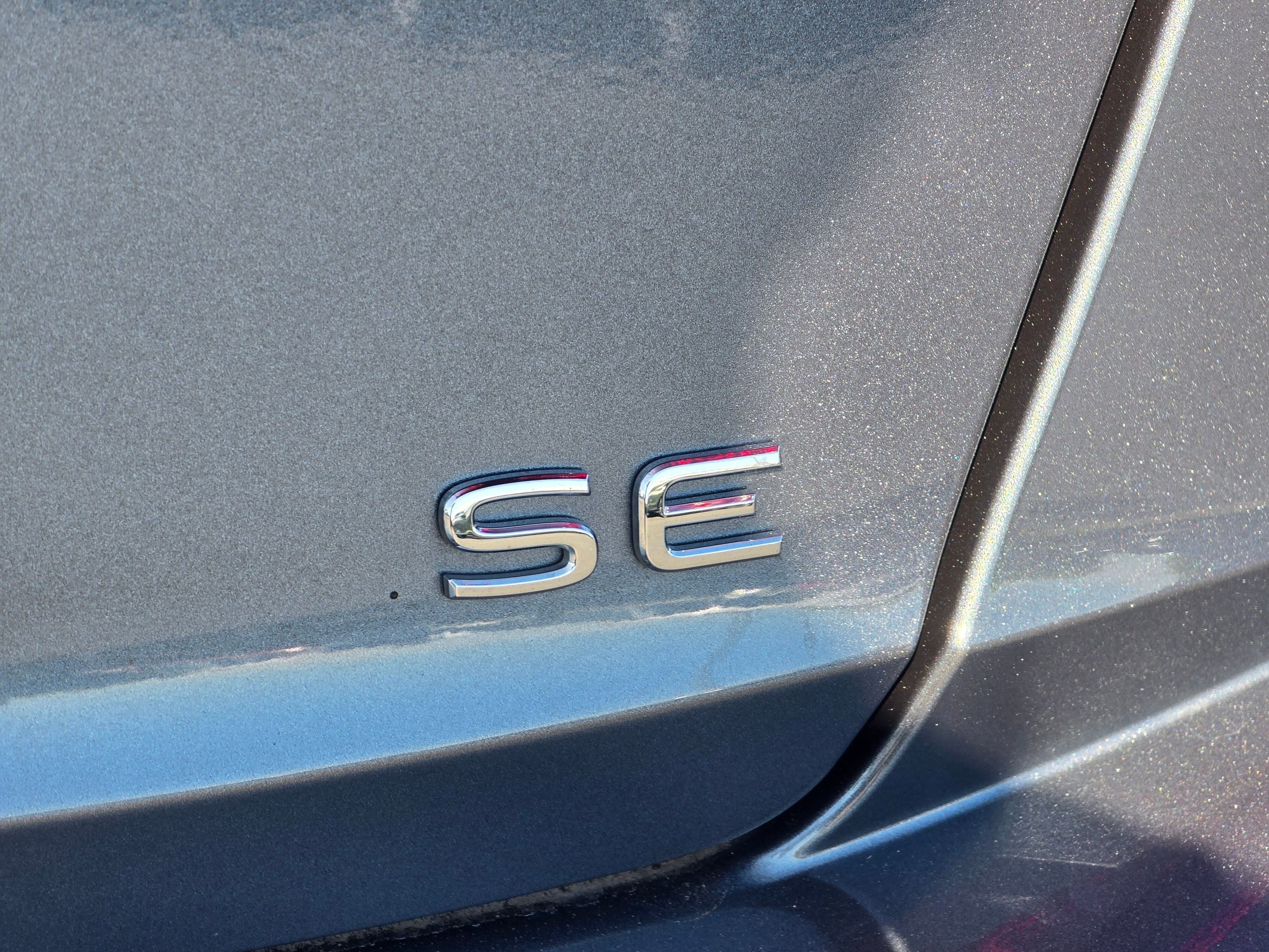 Used 2025 Volkswagen Jetta SE w/ Sunroof Package FWD image 32