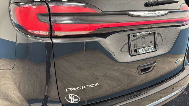 Used 2023 Chrysler Pacifica Touring-L FWD image 39