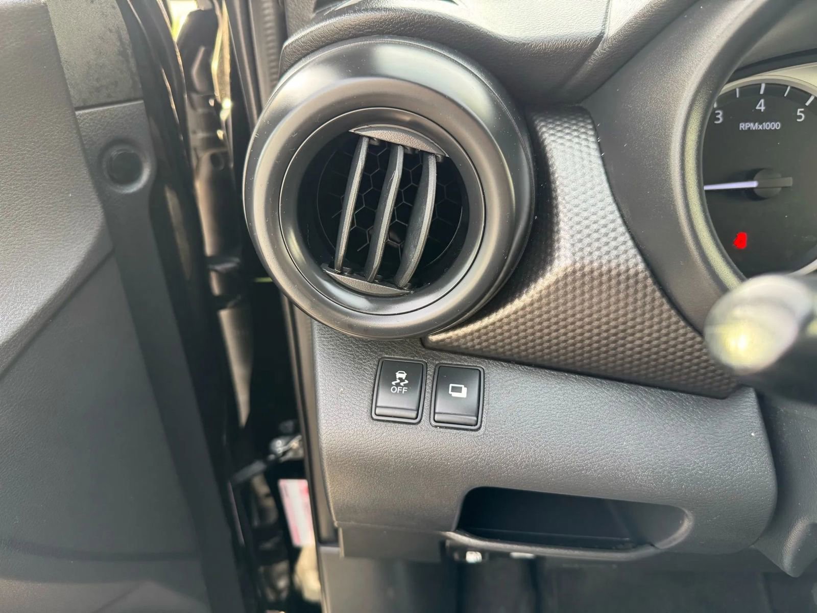 Used 2019 Nissan Kicks S image 19