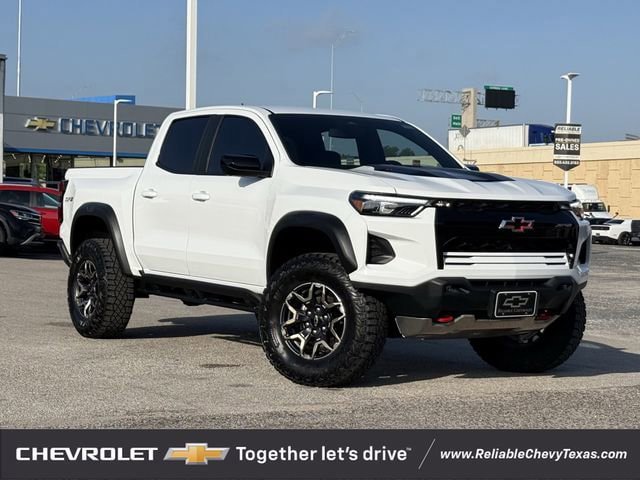 Used 2025 Chevrolet Colorado ZR2 w/ Technology Package AWD/4WD image 2