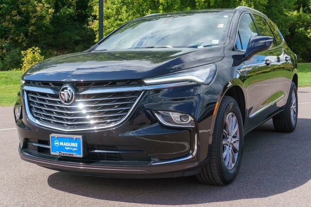 Used 2023 Buick Enclave Essence image 2