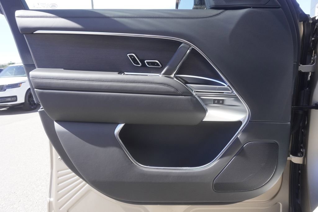 New 2026 Land Rover Range Rover SE image 17