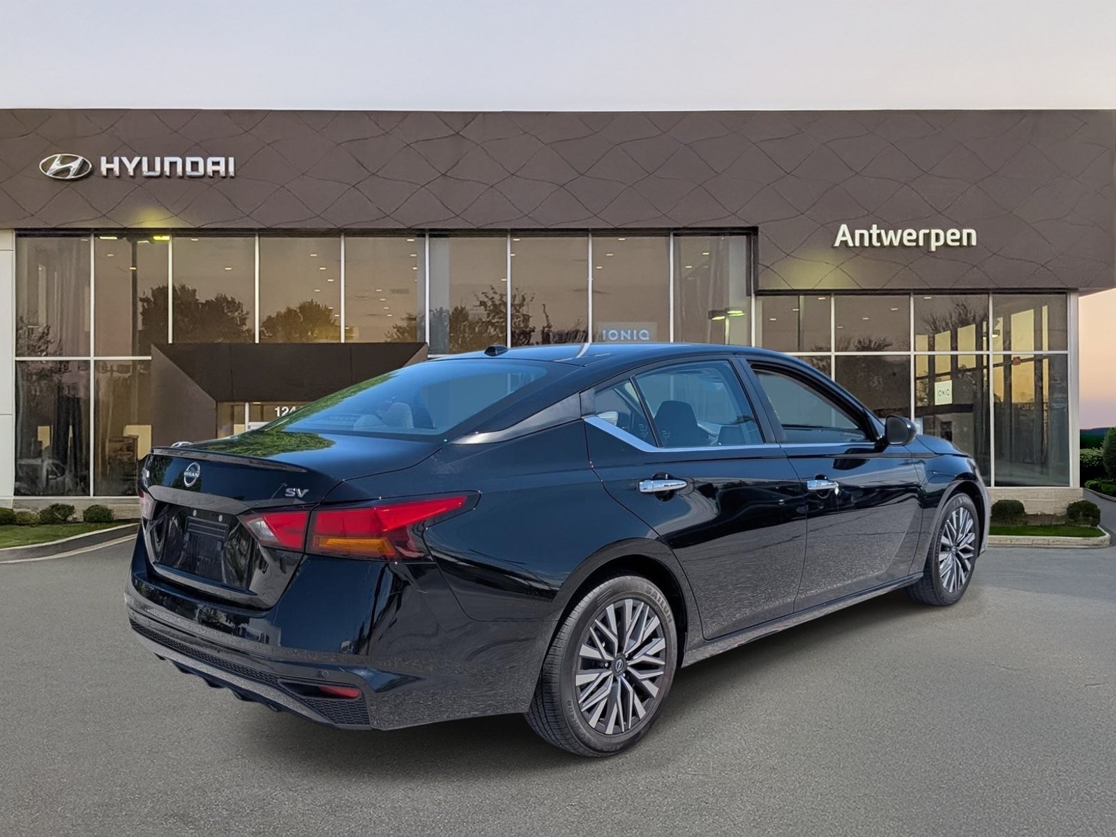 Used 2024 Nissan Altima 2.5 SV FWD image 3