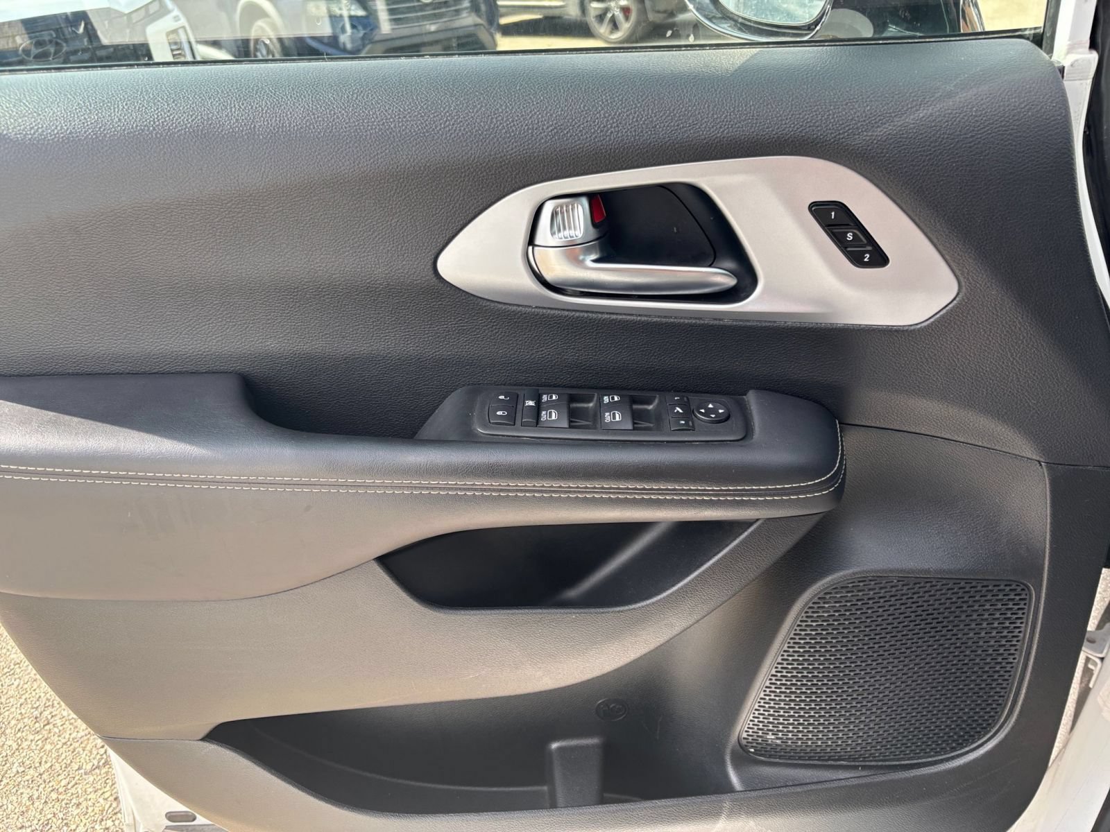 Used 2025 Chrysler Pacifica Limited FWD image 18