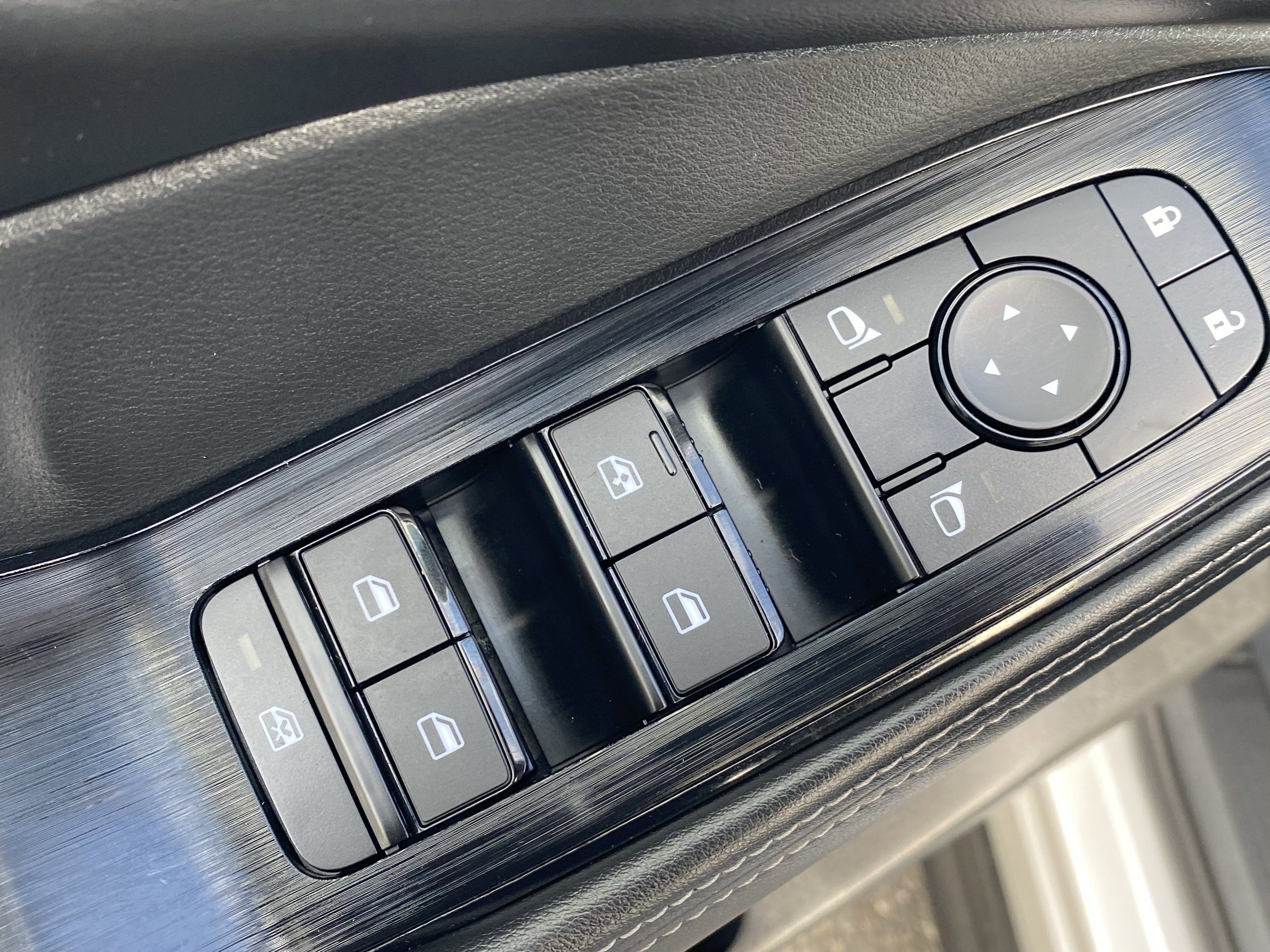 Used 2023 Nissan Rogue SV w/ SV Premium B Package image 18