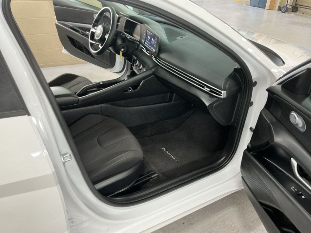 Certified 2025 Hyundai Elantra SE FWD image 16
