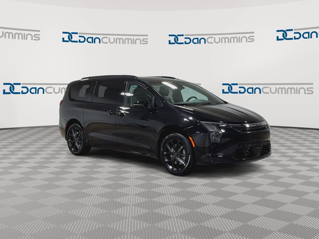 New 2027 Chrysler Pacifica Limited w/ Family Tech Group AWD/4WD image 2