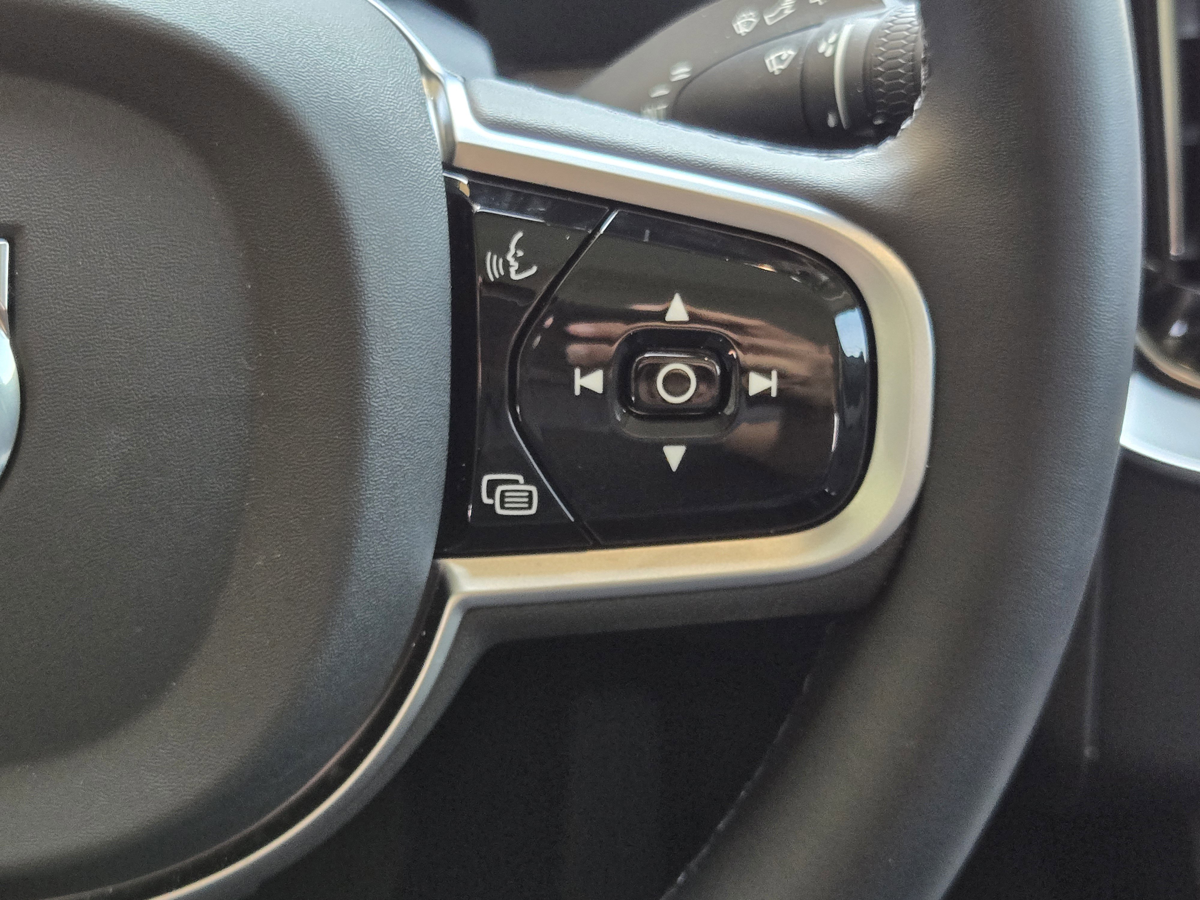 Certified 2025 Volvo XC90 B6 Core w/ Protection Package image 31