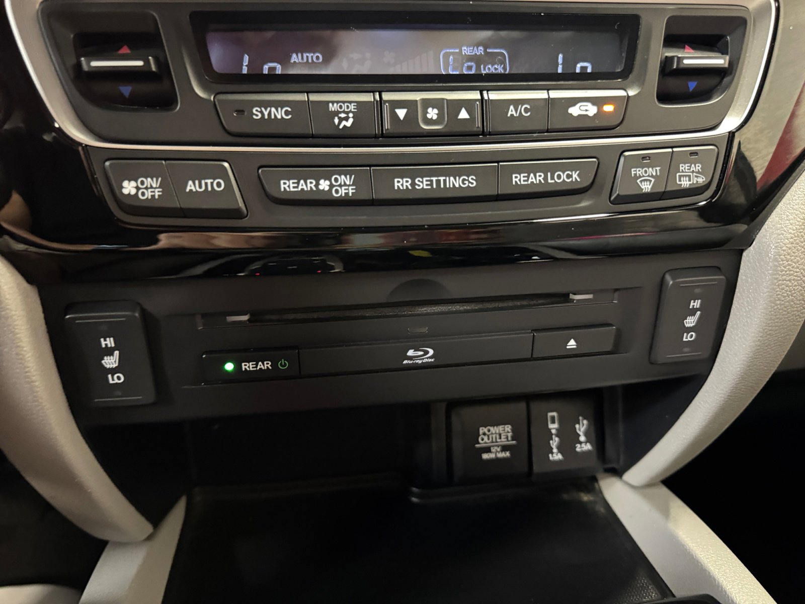 Used 2018 Honda Pilot Touring image 12