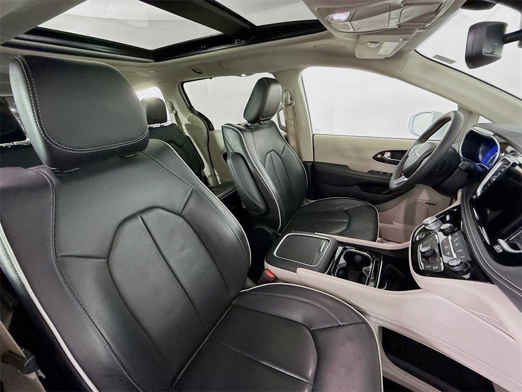 Used 2022 Chrysler Pacifica Limited w/ Uconnect Theater Family Group image 32