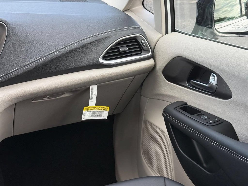Used 2024 Chrysler Pacifica Limited FWD image 13