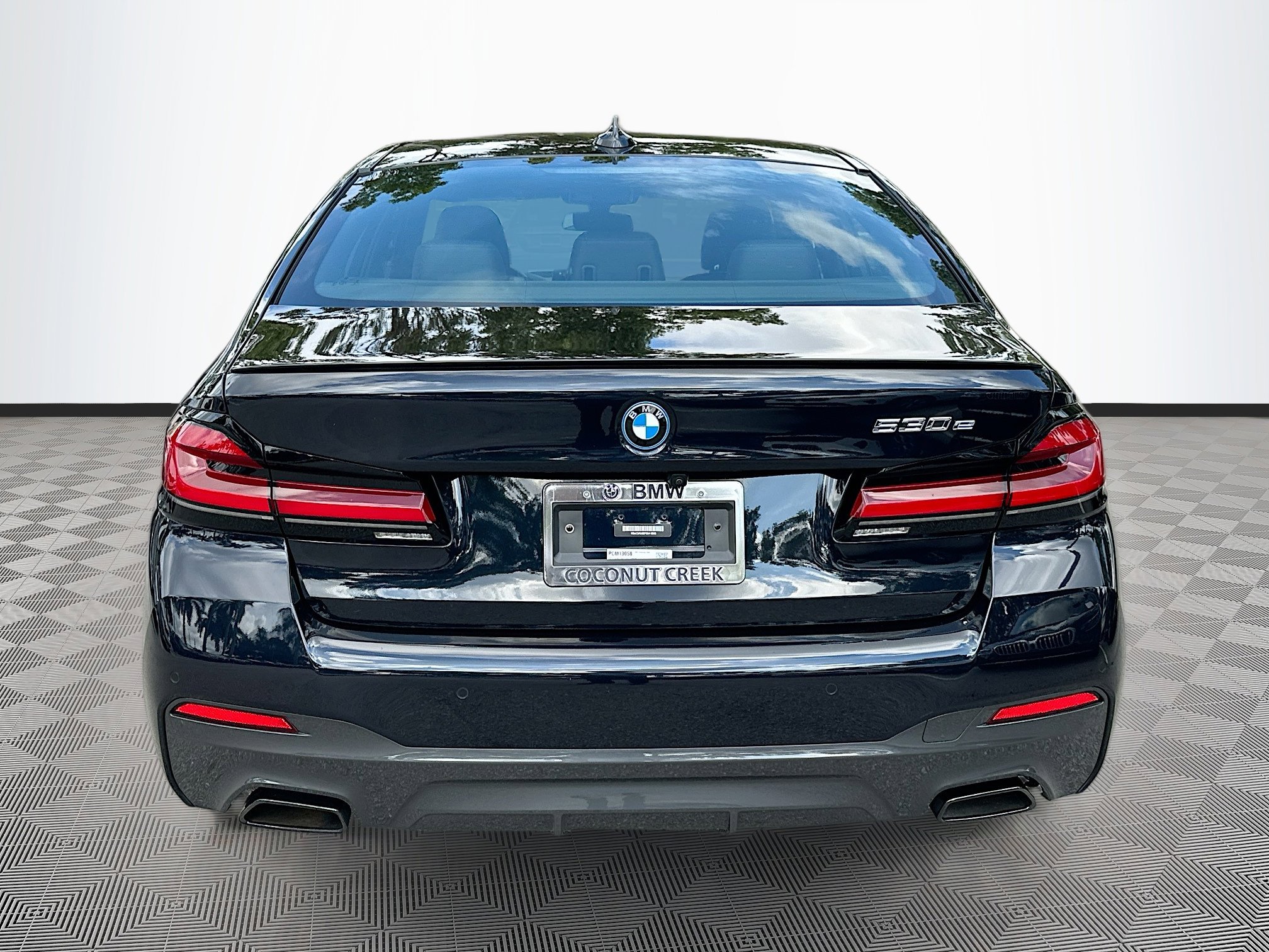 Used 2023 BMW 530e w/ M Sport Package image 6