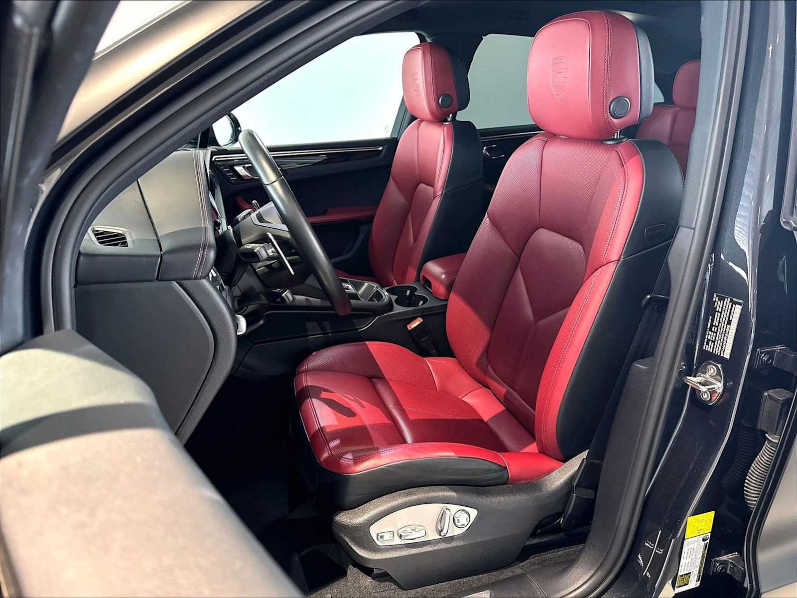 Used 2023 Porsche Macan AWD/4WD image 8
