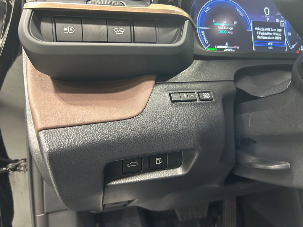 Used 2023 Toyota Crown Limited image 21