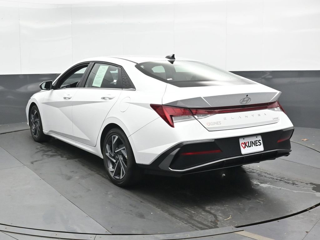 Certified 2025 Hyundai Elantra Limited FWD image 10