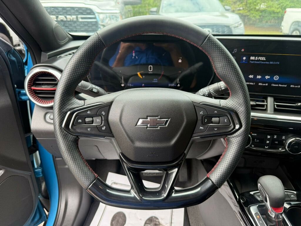 Used 2025 Chevrolet Trax RS w/ Sunroof Package image 5