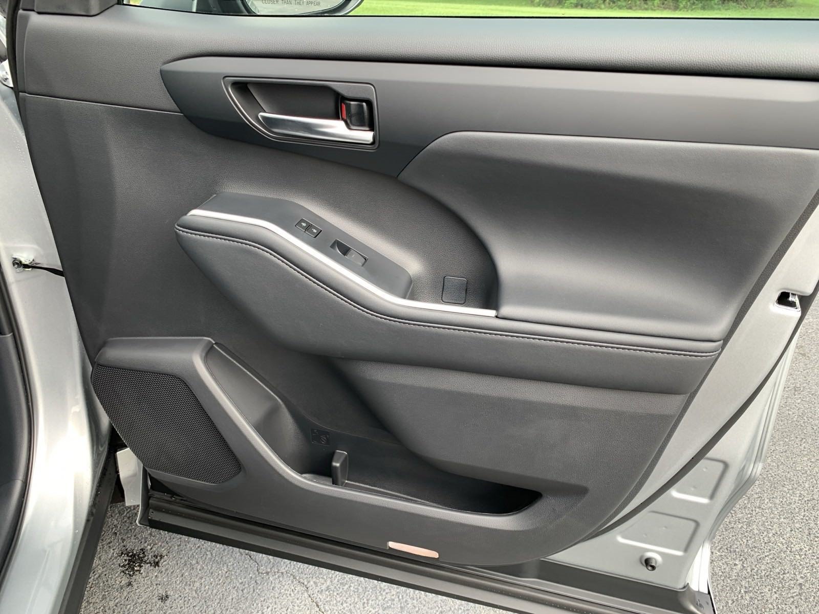 New 2024 Toyota Highlander XLE FWD image 40