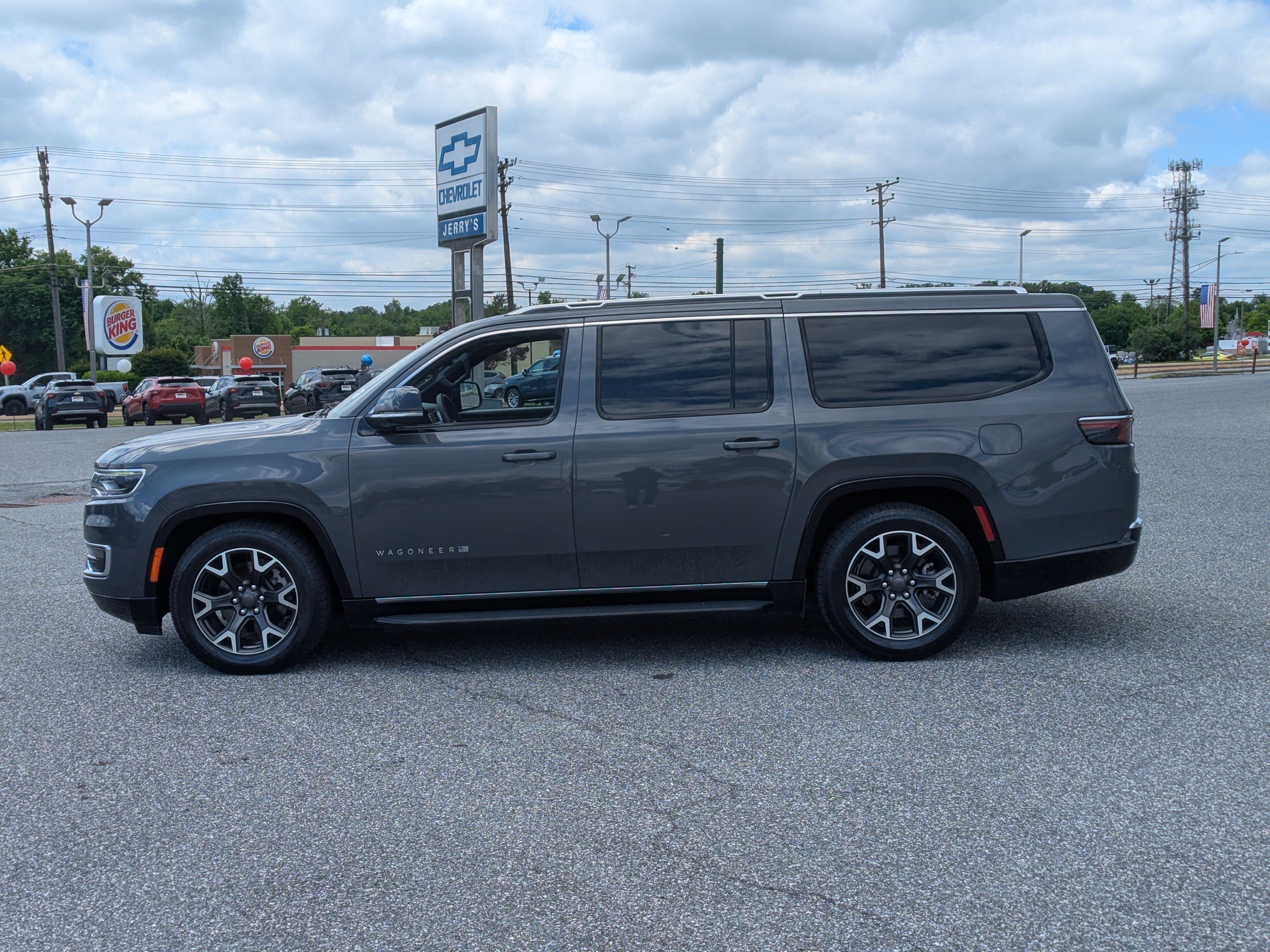 Used 2023 Jeep Wagoneer L Series III w/ Preferred Equipment Group AWD/4WD image 5