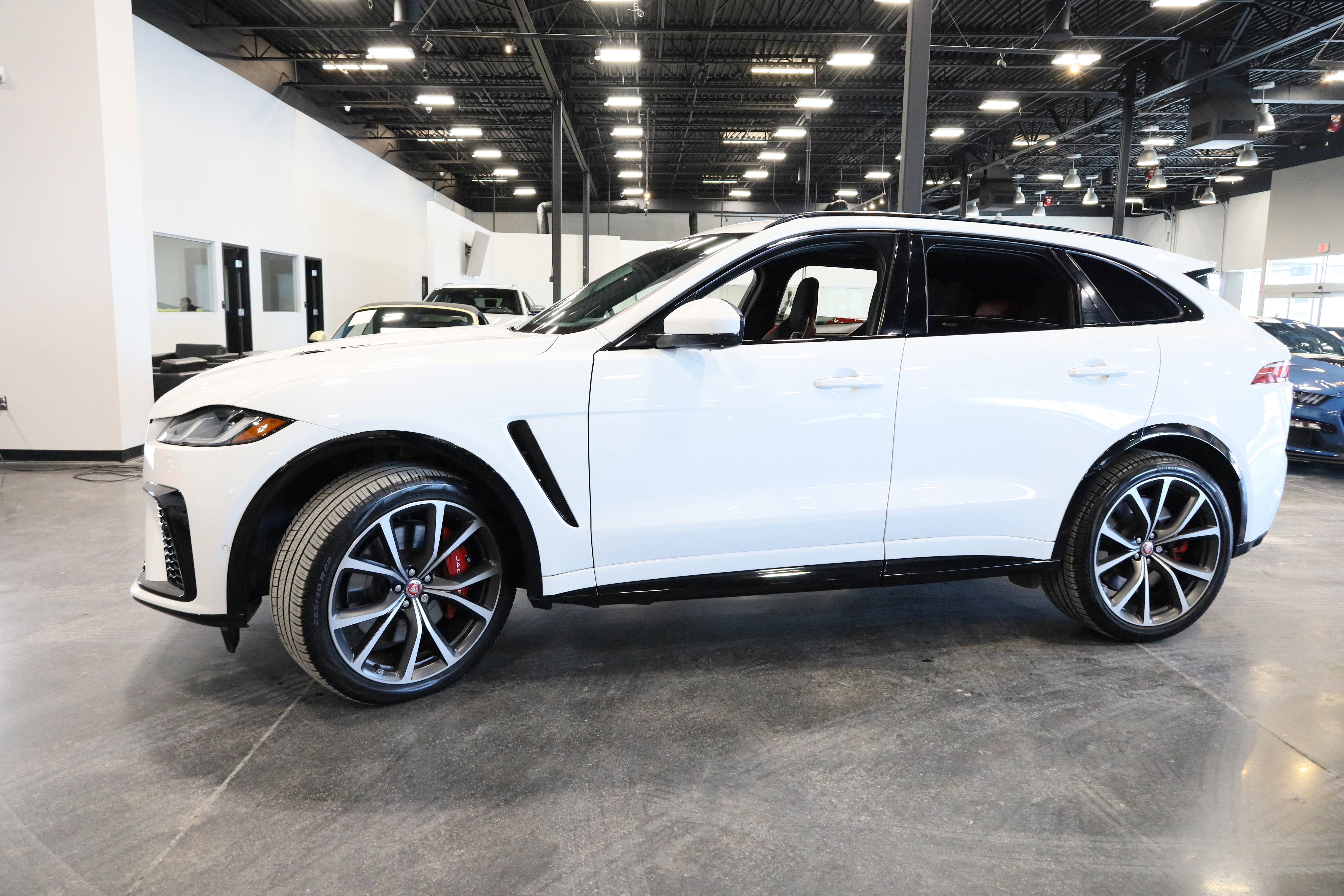 Used 2023 Jaguar F-PACE SVR image 9