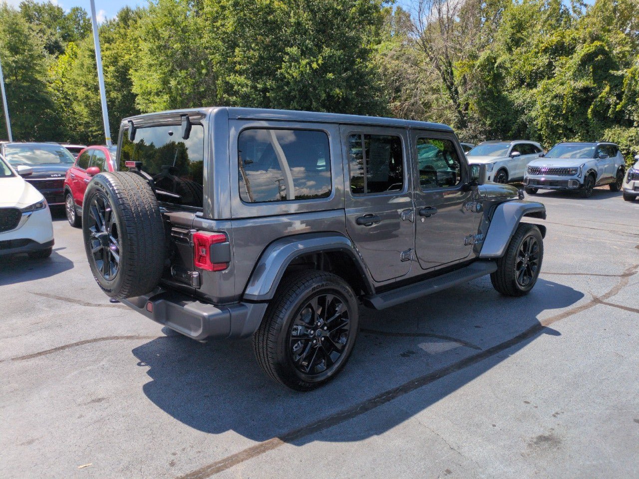 Used 2025 Jeep Wrangler Unlimited Sahara AWD/4WD image 7