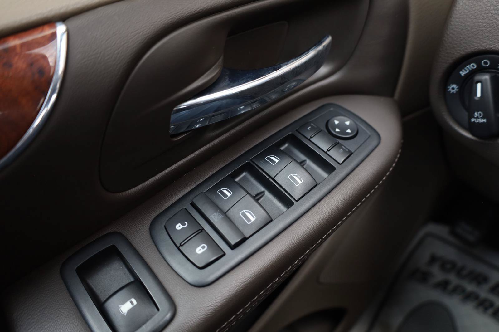 Used 2014 Chrysler Town & Country Touring FWD image 38