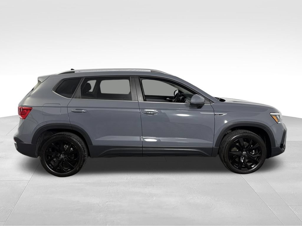 Used 2023 Volkswagen Taos SE w/ Panoramic Sunroof Package FWD image 6