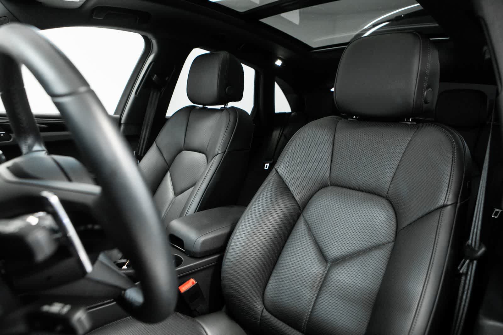 Certified 2025 Porsche Macan AWD/4WD image 5