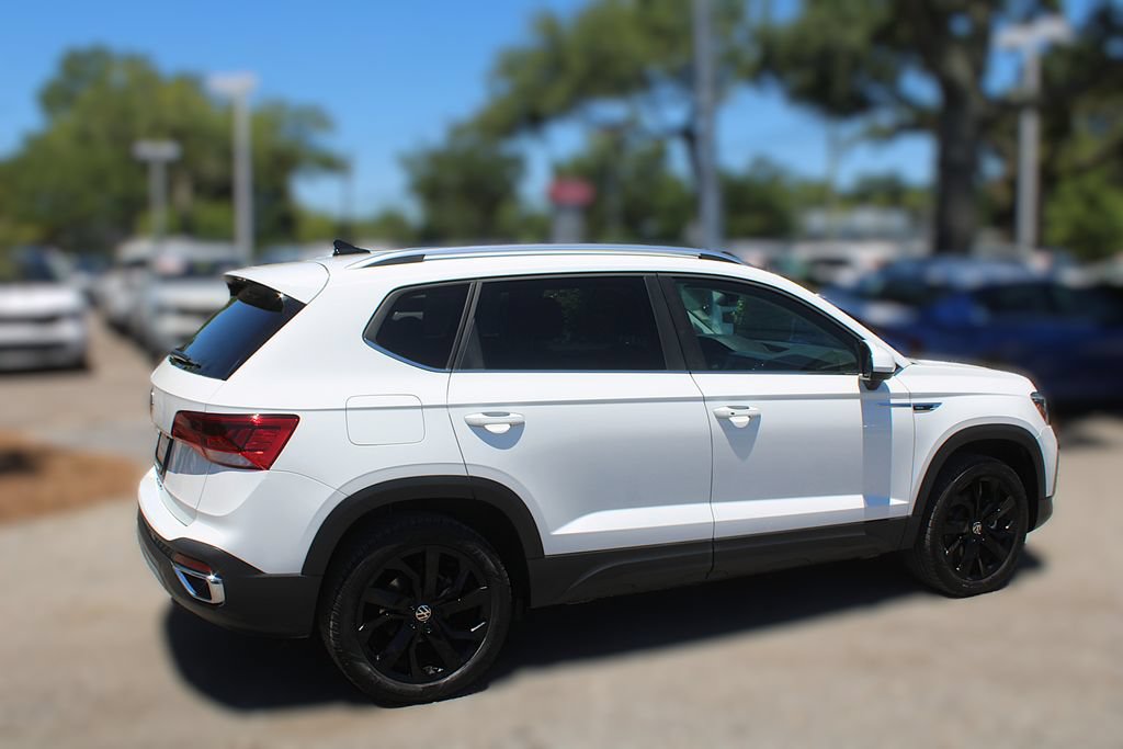 Used 2023 Volkswagen Taos SE w/ Panoramic Sunroof Package FWD image 6
