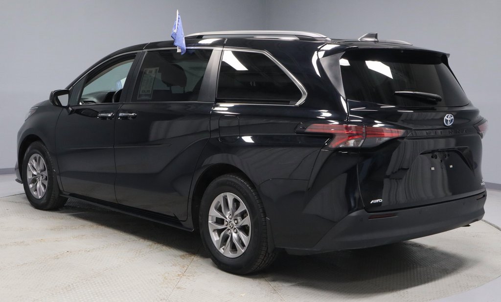 Used 2022 Toyota Sienna XLE image 11