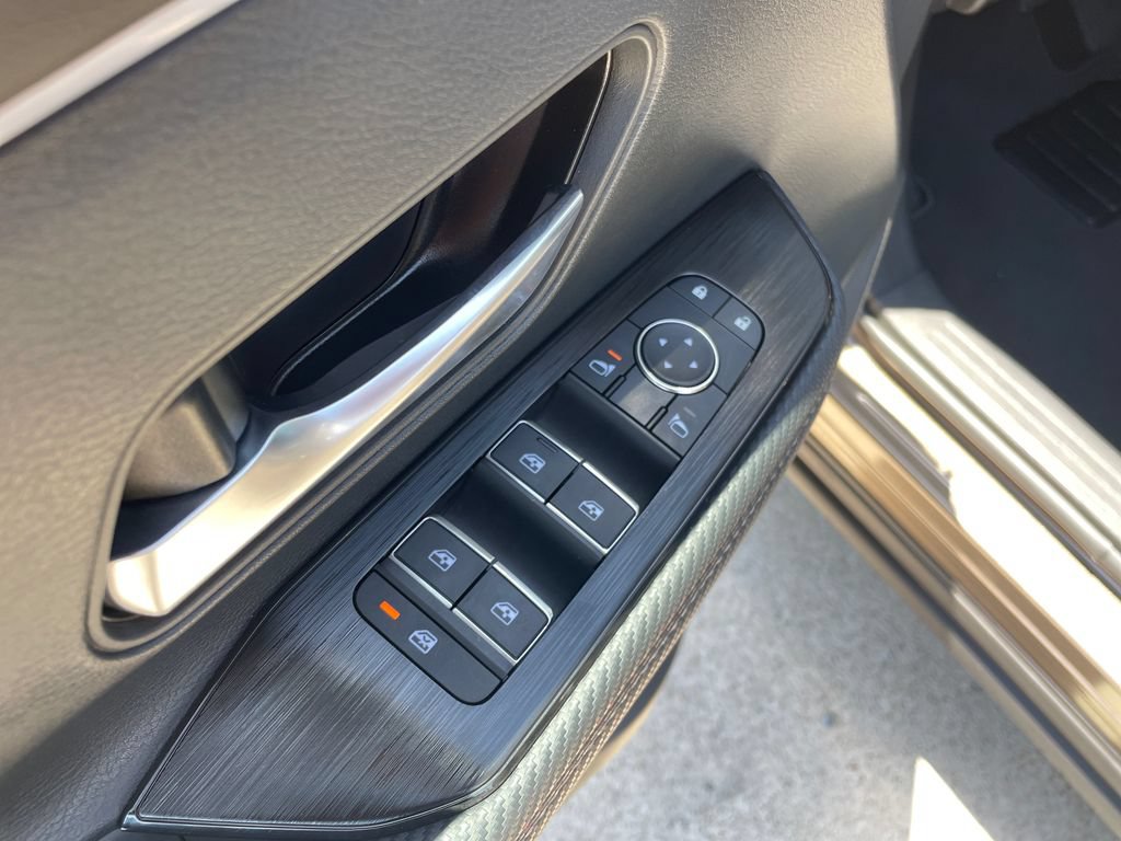 Certified 2025 Nissan Kicks SR FWD image 11