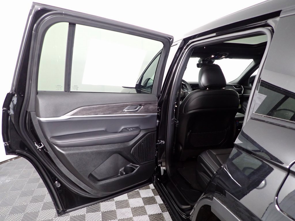 New 2025 Jeep Grand Cherokee L Limited w/ Black Appearance Package image 30