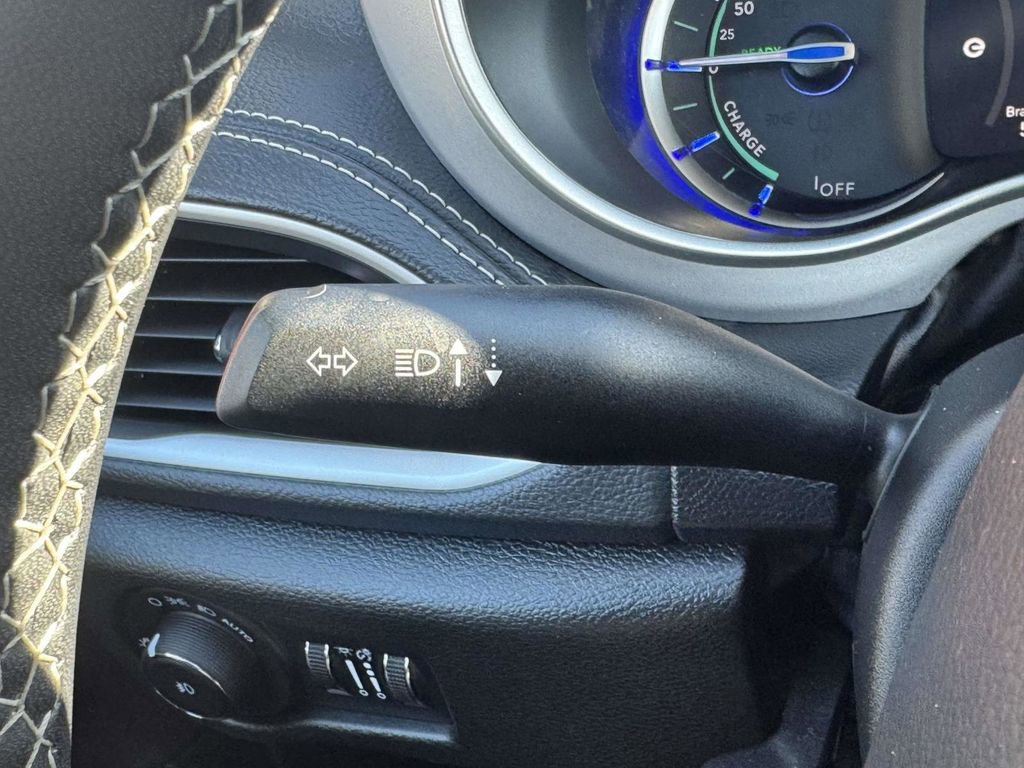 Used 2024 Chrysler Pacifica Limited FWD image 21