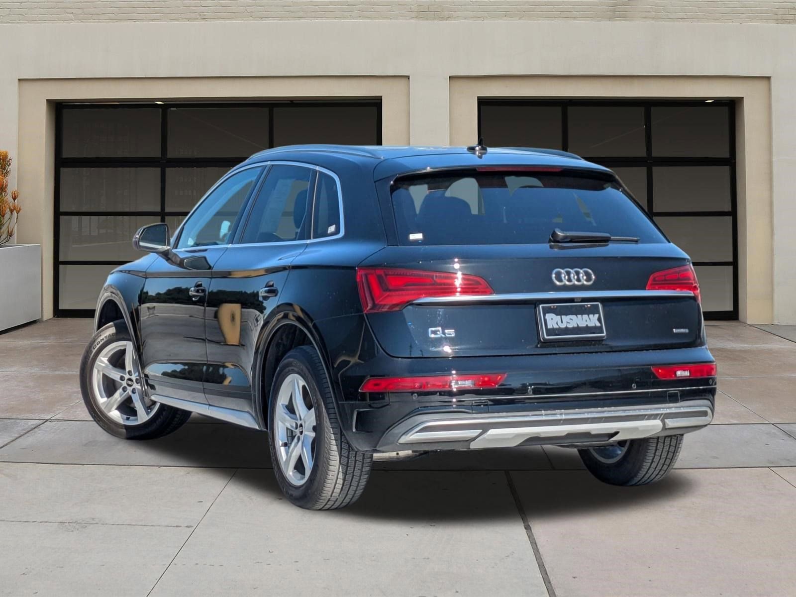 Used 2023 Audi Q5 2.0T Premium w/ Convenience Package AWD/4WD image 2