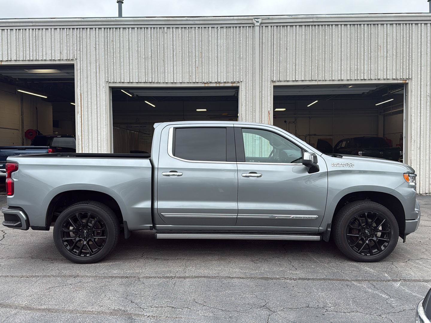 Used 2025 Chevrolet Silverado 1500 High Country w/ High Country Premium Package AWD/4WD image 2