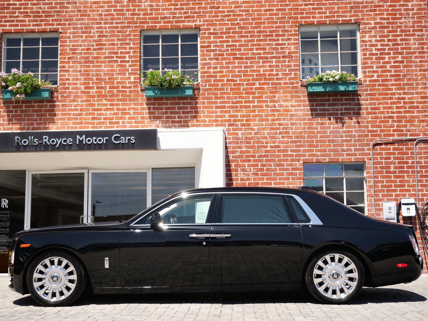 Used 2022 Rolls-Royce Phantom Extended Wheelbase w/ The Phantom Package RWD image 3