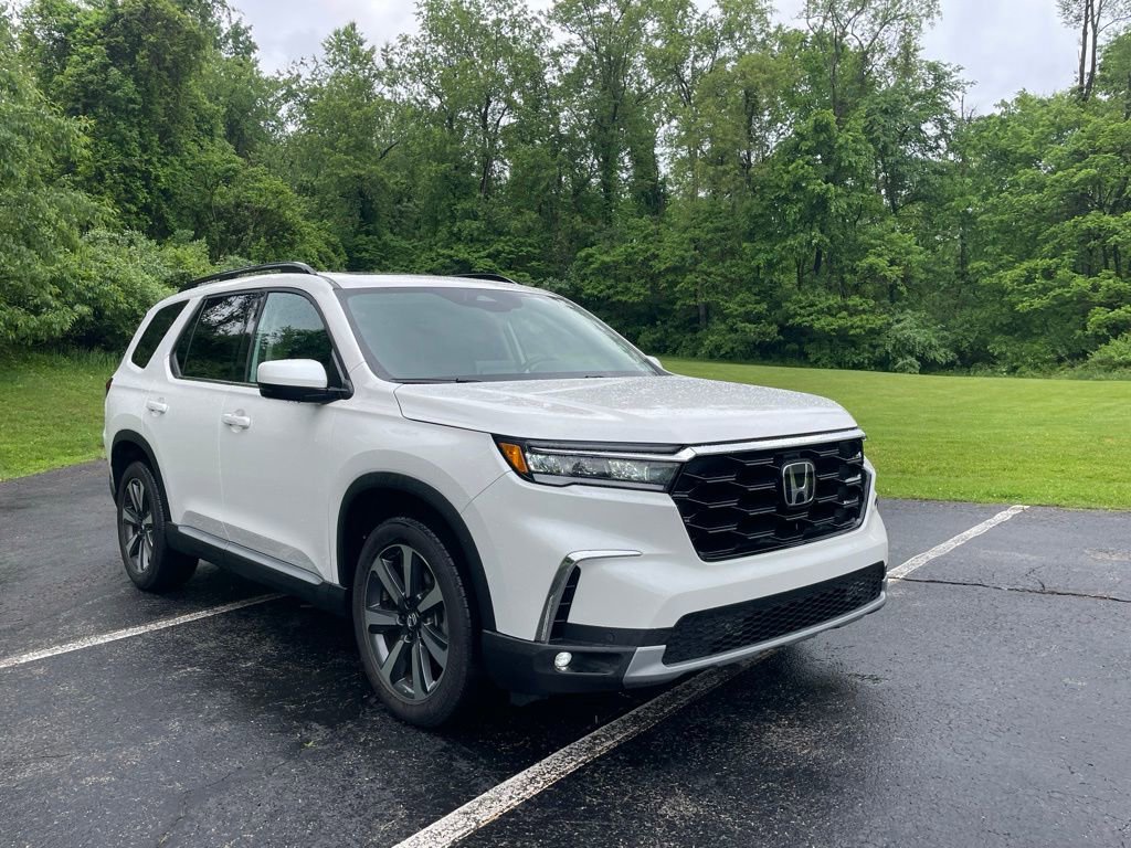Used 2025 Honda Pilot Touring image 1