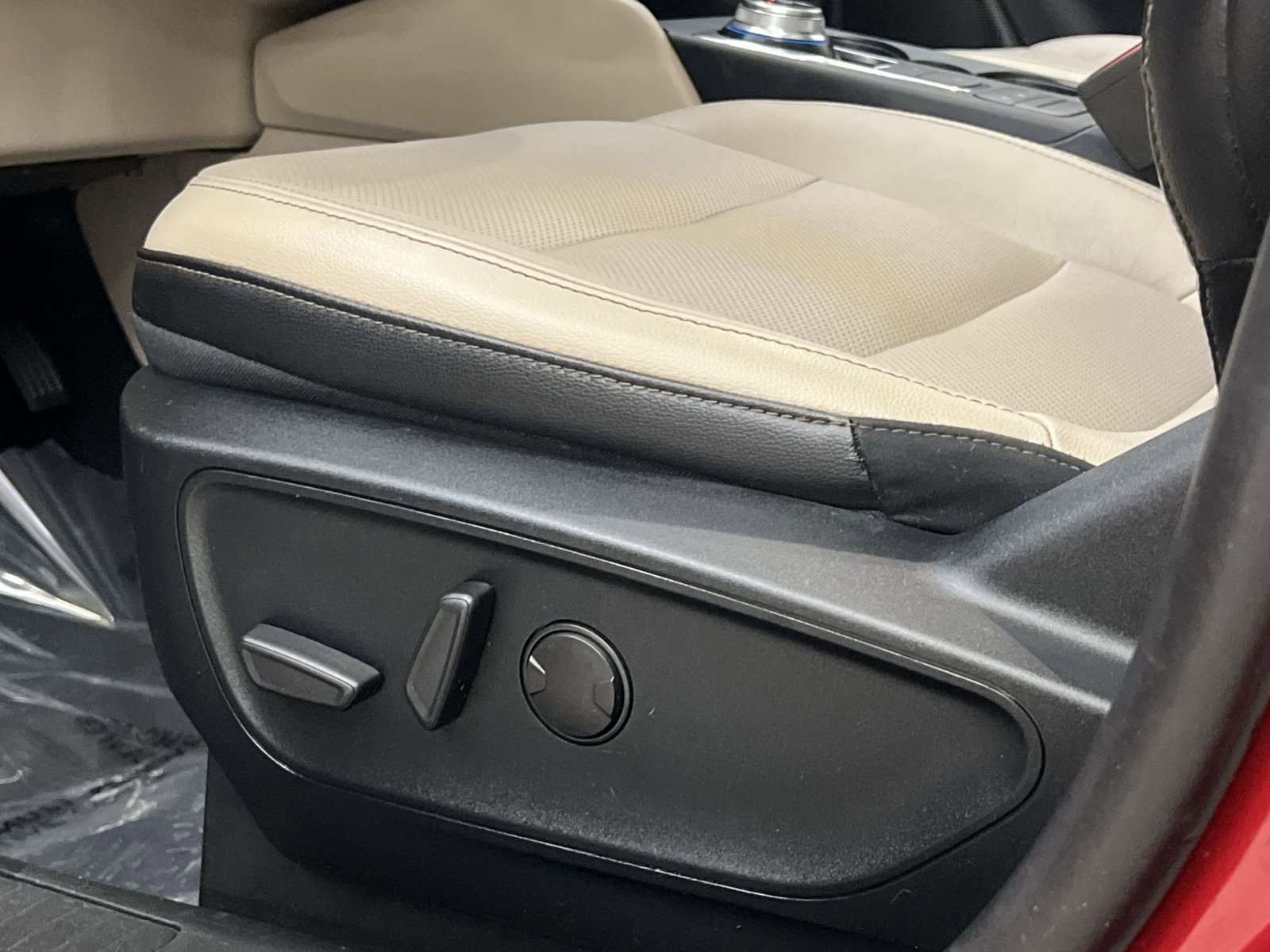 Used 2020 Ford Escape Titanium image 12